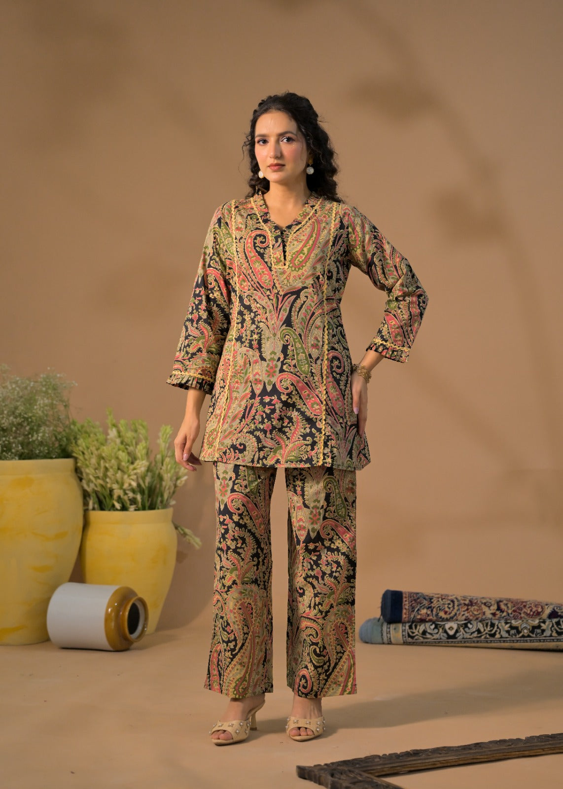 Women Ethnic Paisley Print V-Neck Kurti with Palazzo Co-ord Set