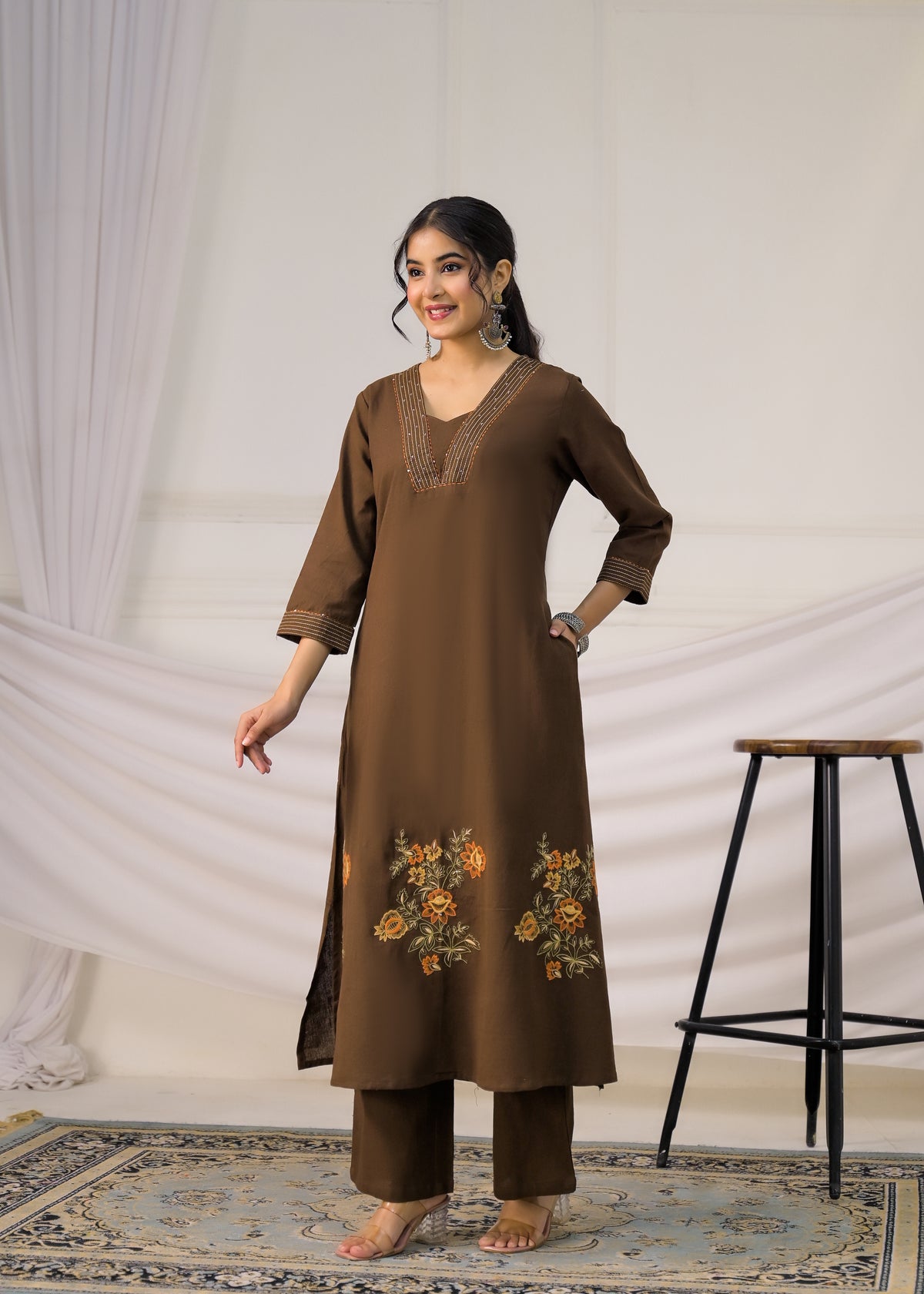 Floral Heirlooms V-Neck Kurta & Straight Pant Set
