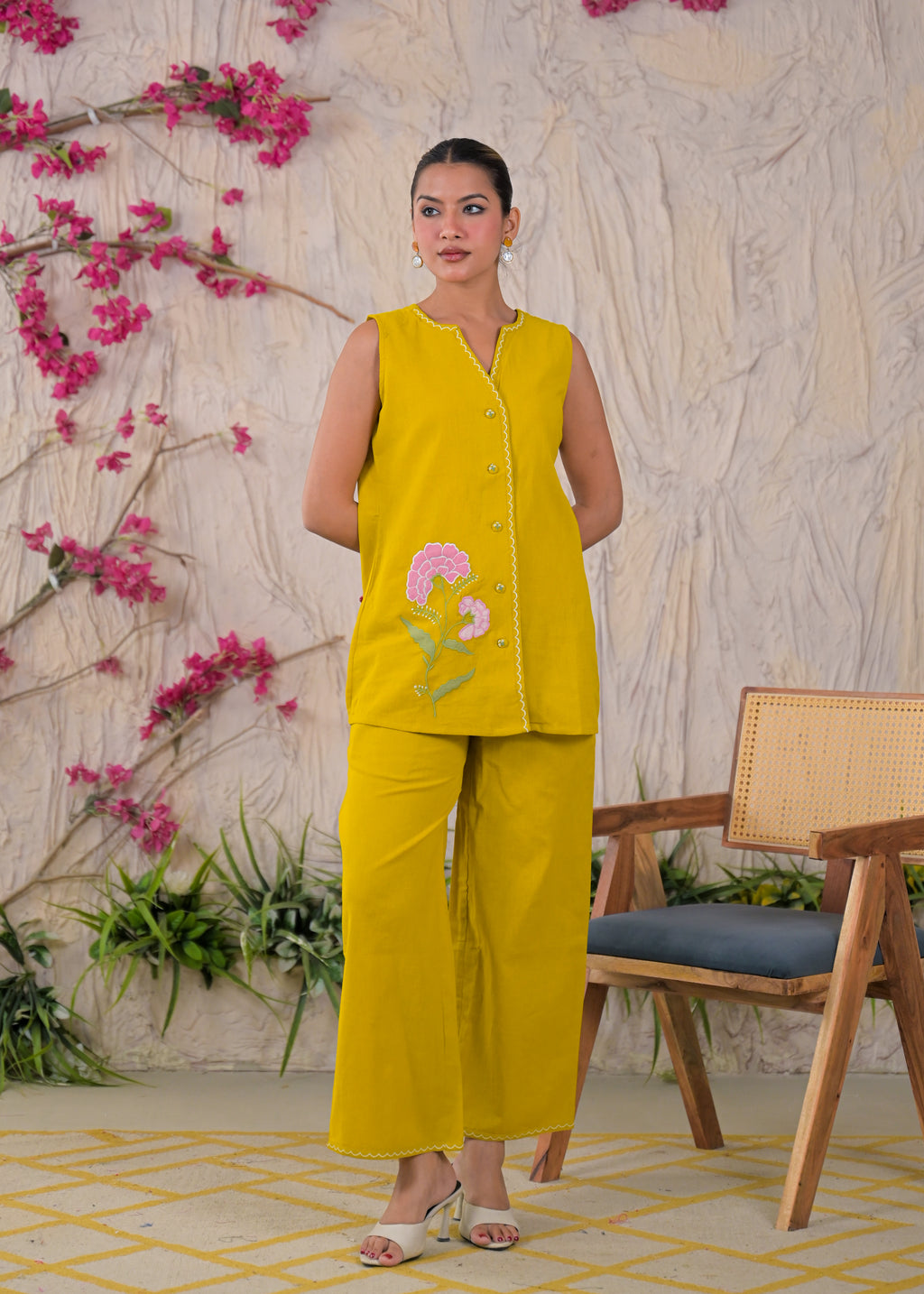 Floral Embroidered Sleeveless Kurta Pant Set