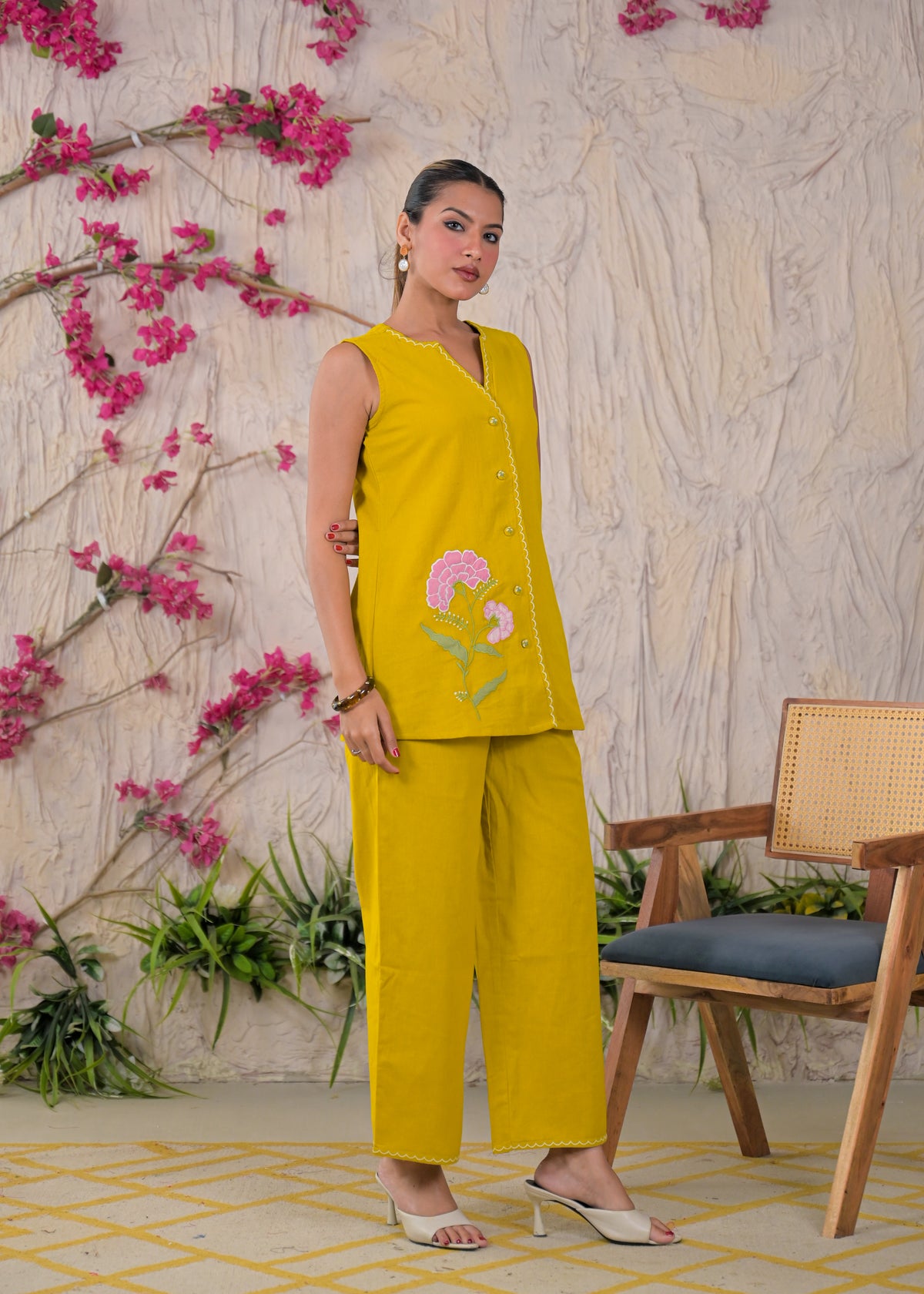 Floral Embroidered Sleeveless Kurta Pant Set