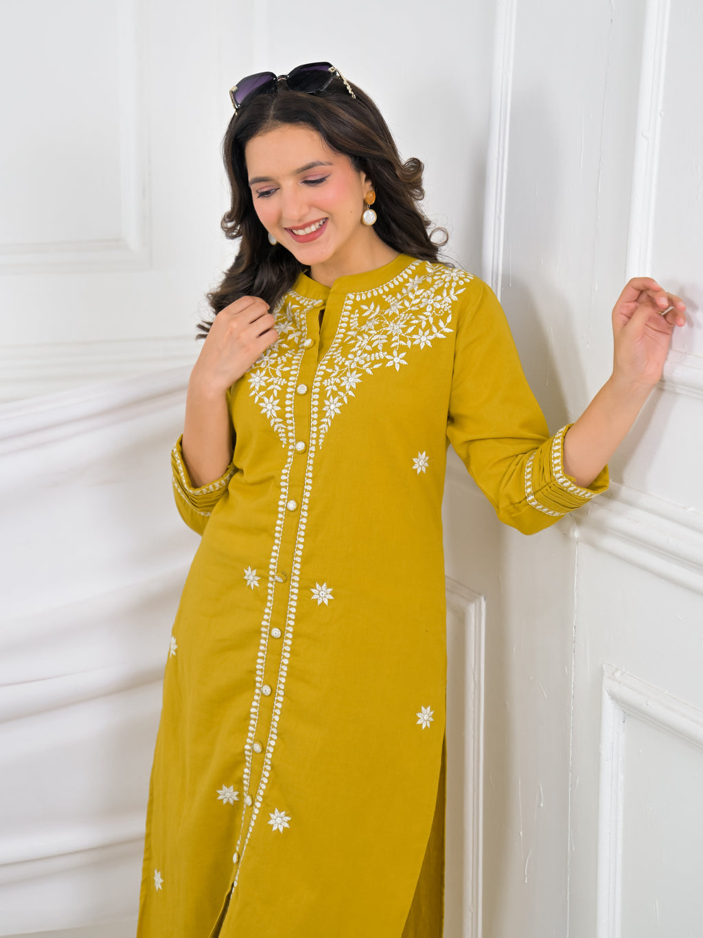 Women Chikankari Embroidered Kurta Pant Set