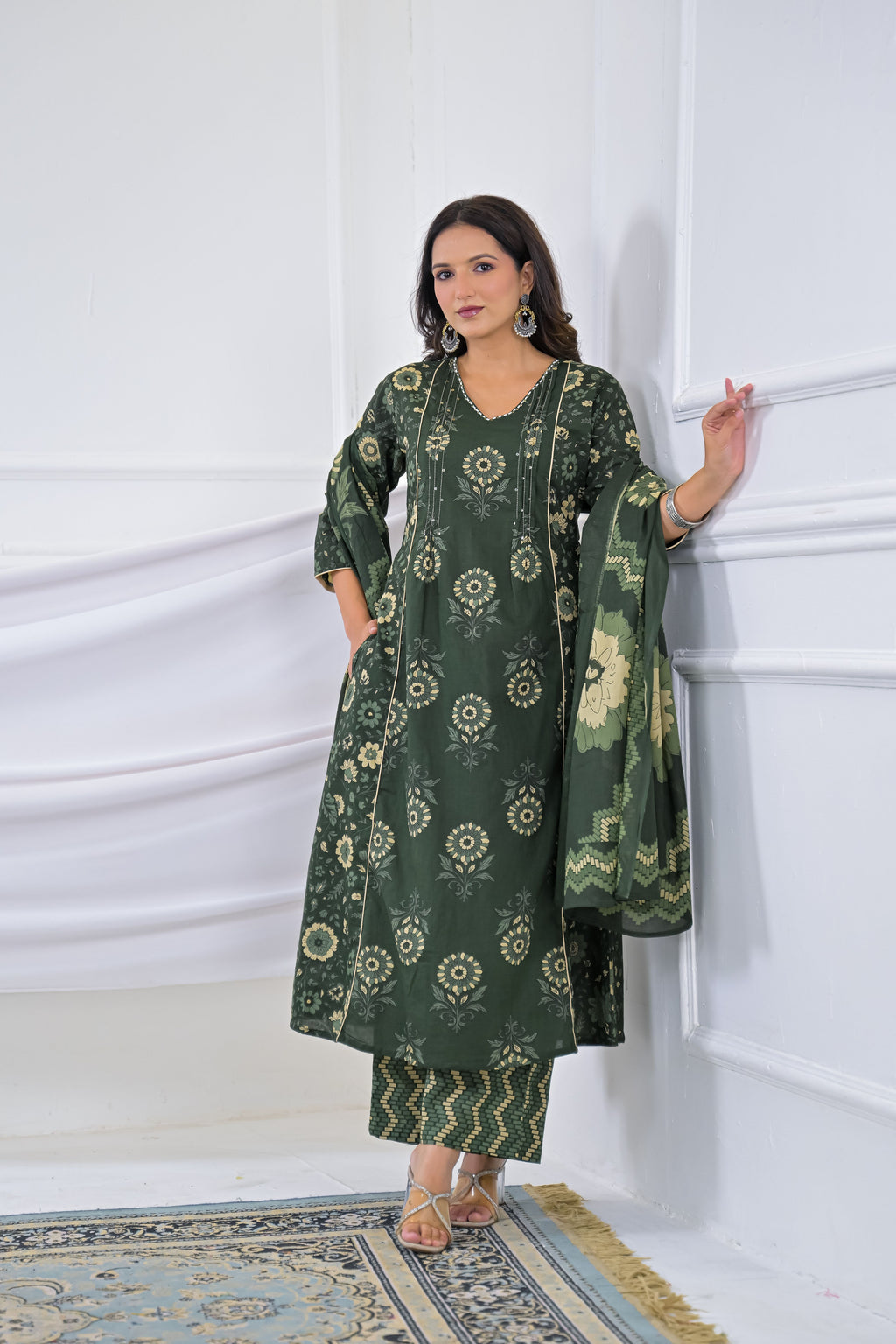 Women Floral Printed V-Neck 3-Piece Kurta Pant Set with Dupatta