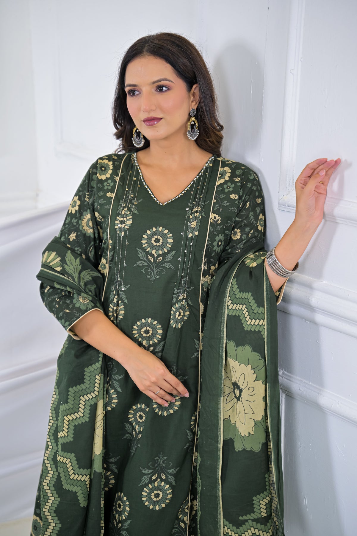 Women Floral Printed V-Neck 3-Piece Kurta Pant Set with Dupatta