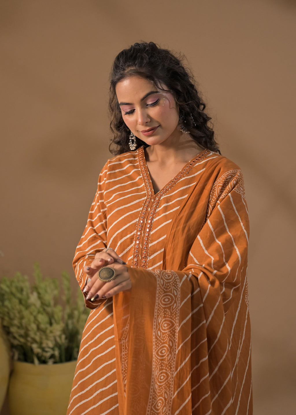 Women Leheriya Print V-Neck Kurta Set with Dupatta