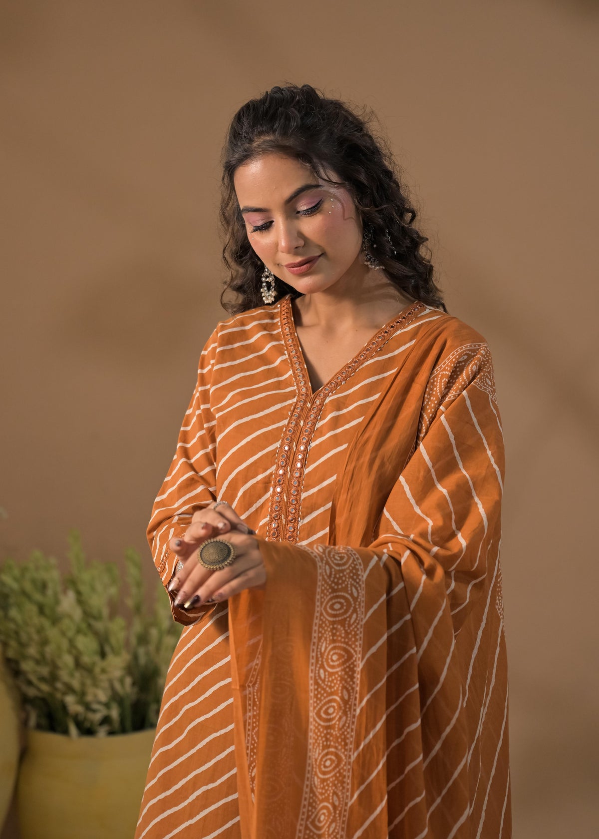 Women Leheriya Print V-Neck Kurta Set with Dupatta