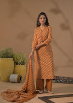 Women Leheriya Print V-Neck Kurta Set with Dupatta