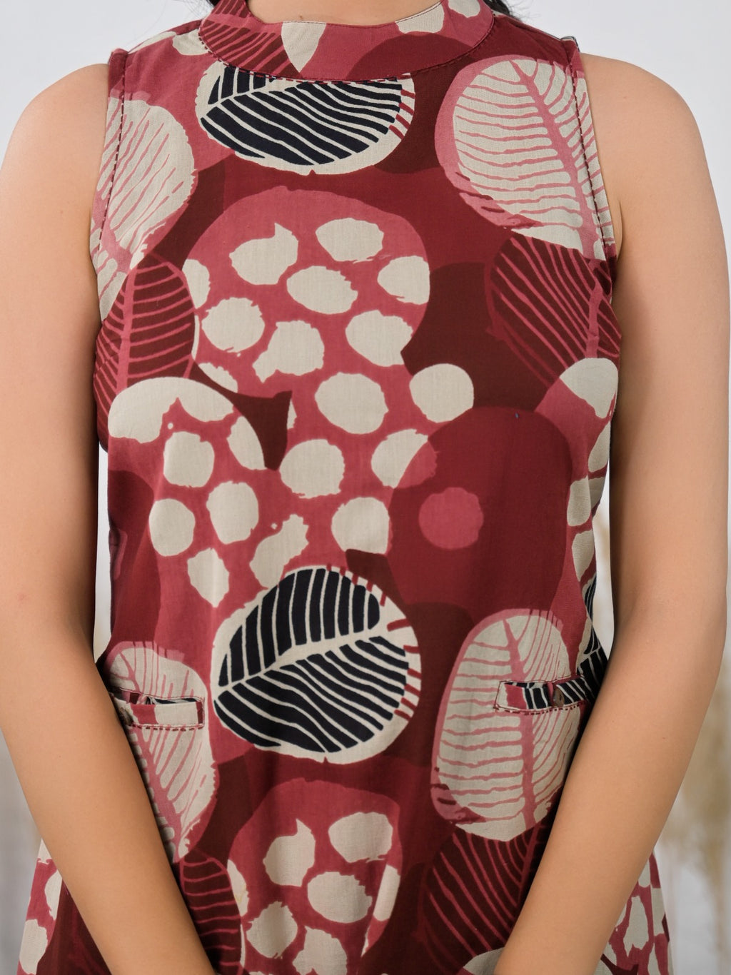 Women Printed Sleeveless 2 Piece Kurta Pant Set with Pocket