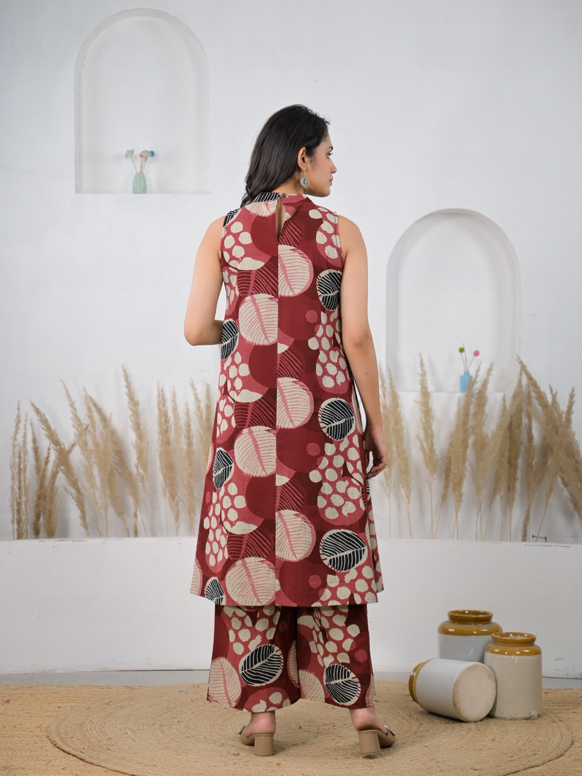 Women Printed Sleeveless 2 Piece Kurta Pant Set with Pocket